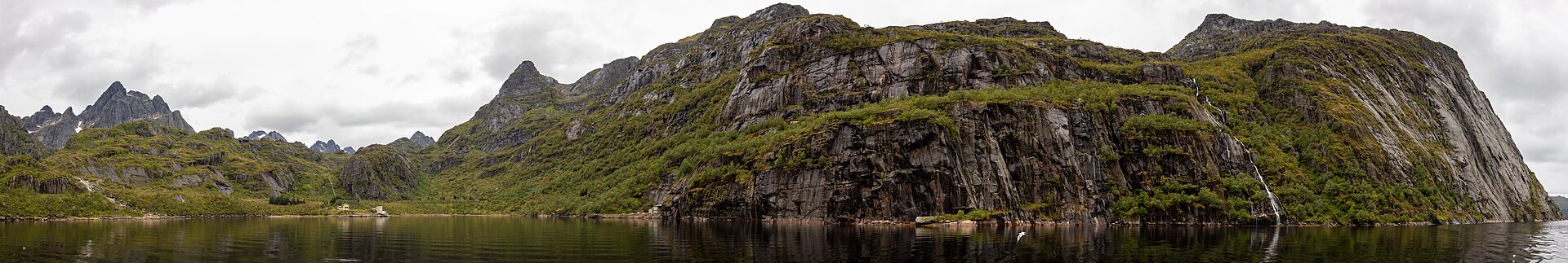 Trollfjord: rejs przez najwęższy fiord na Lofotach 2026 7 Trollfjorden z bliska