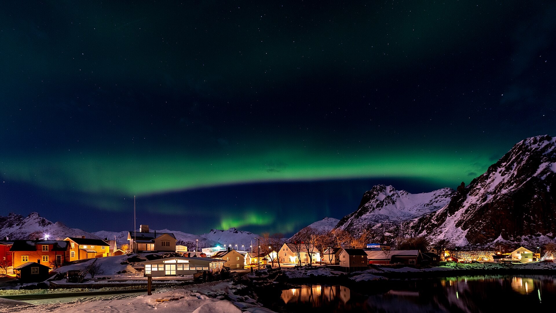 Aurora boreală în Lofoten: când, unde și cum s-o vezi în 2026 3 Aurora boreală deasupra munților din Lofoten