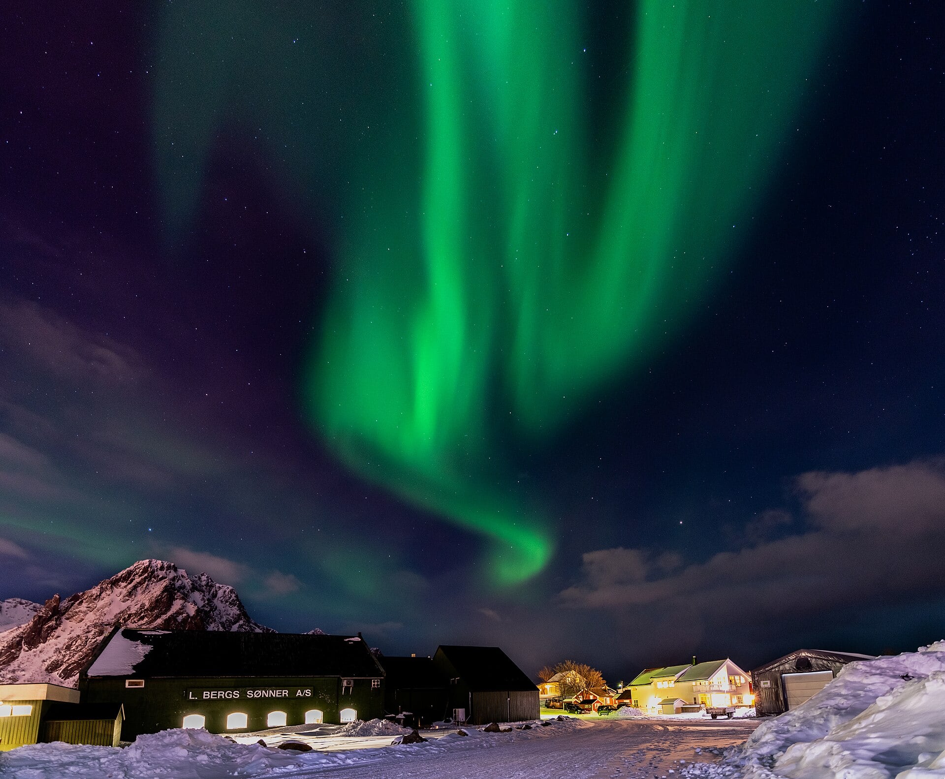 Aurora boreală în Lofoten: când, unde și cum s-o vezi în 2026 6 Aurora boreală deasupra unui sat din Lofoten