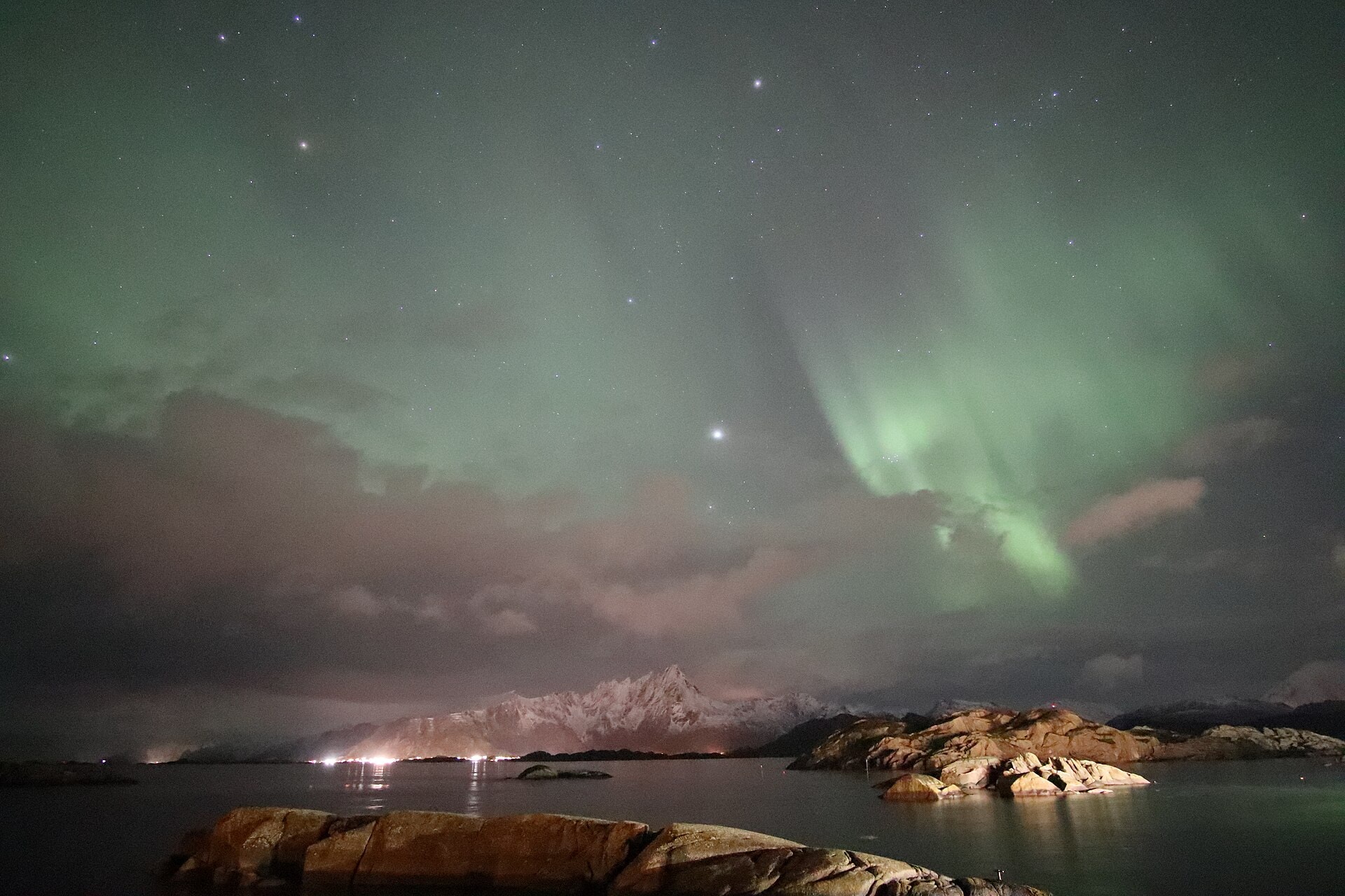 Aurora boreală în Lofoten: când, unde și cum s-o vezi în 2026 8 Închirierea mașinii și deplasările de noapte pe E10