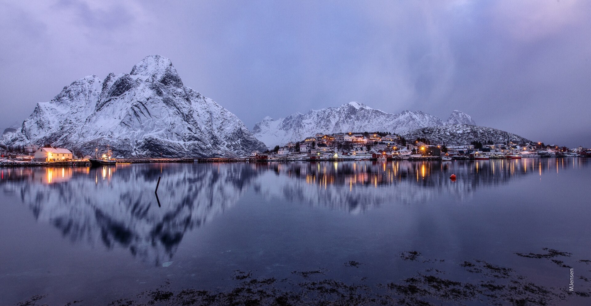 Insulele Lofoten iarna: aurora boreală, zăpadă și unde s-o vezi în 2026 4 Cabane rorbu acoperite de zăpadă