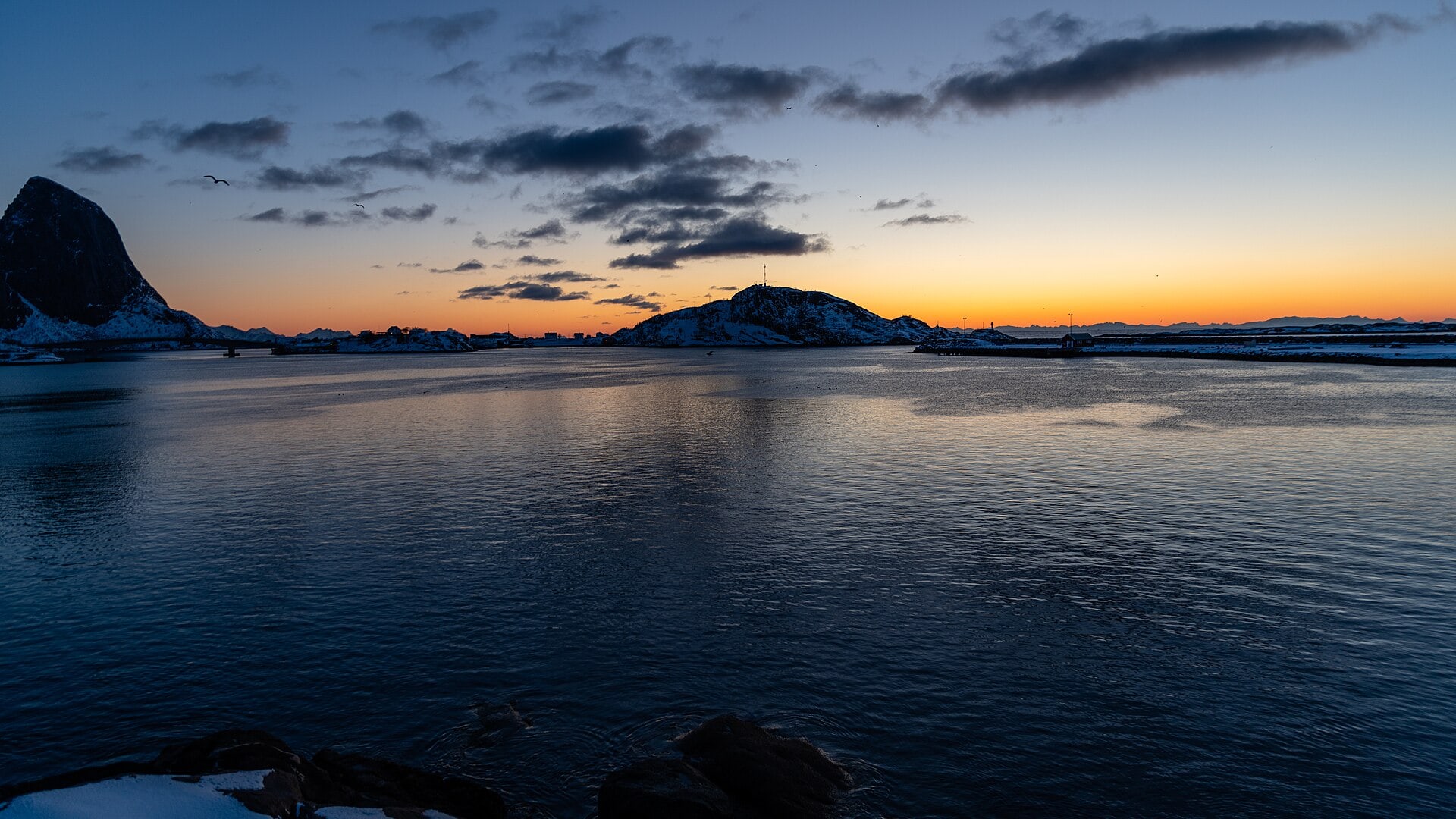 Insulele Lofoten iarna: aurora boreală, zăpadă și unde s-o vezi în 2026 2 Insulele Lofoten iarna în zori