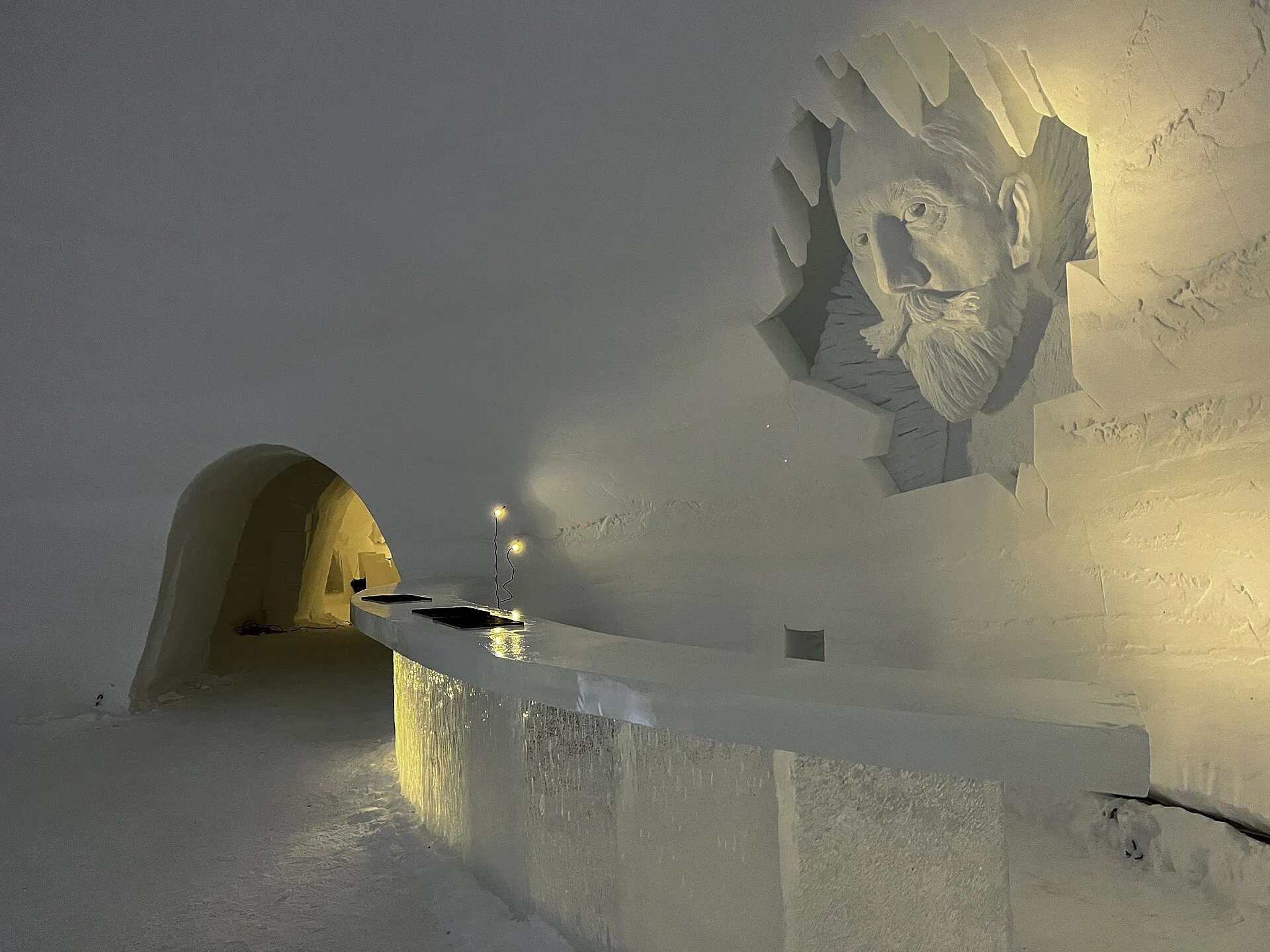 7 cose da fare alle Lofoten quando piove: il piano B perfetto 7 Sculture di ghiaccio — l'atmosfera della galleria di ghiaccio