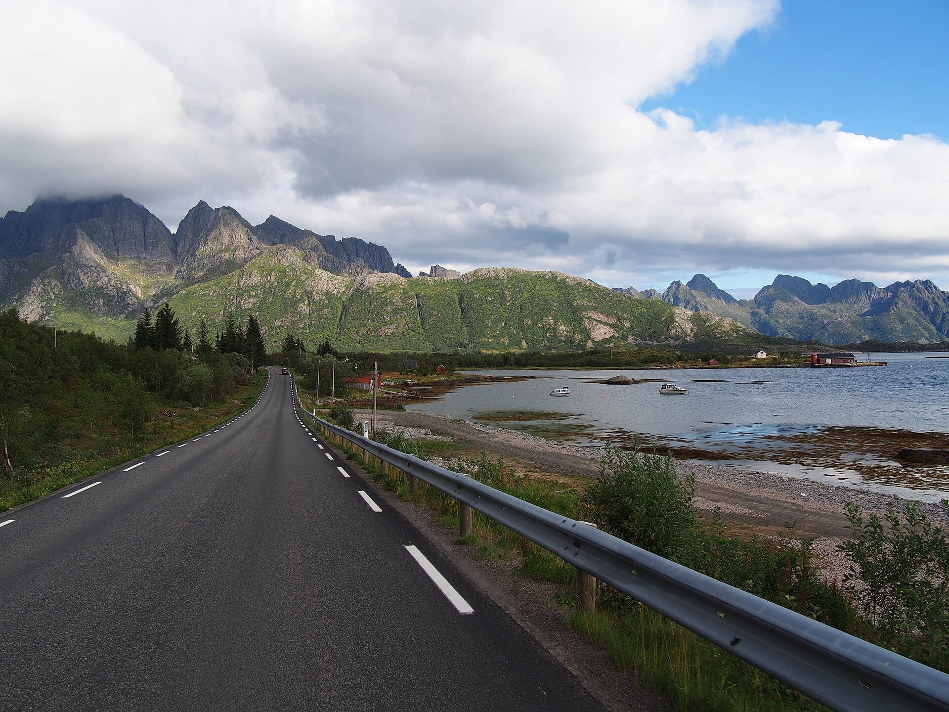 Lofoten en camping-car : parkings et règles 2026 78 Conduite sur la E10 : routes étroites, tunnels et péages
