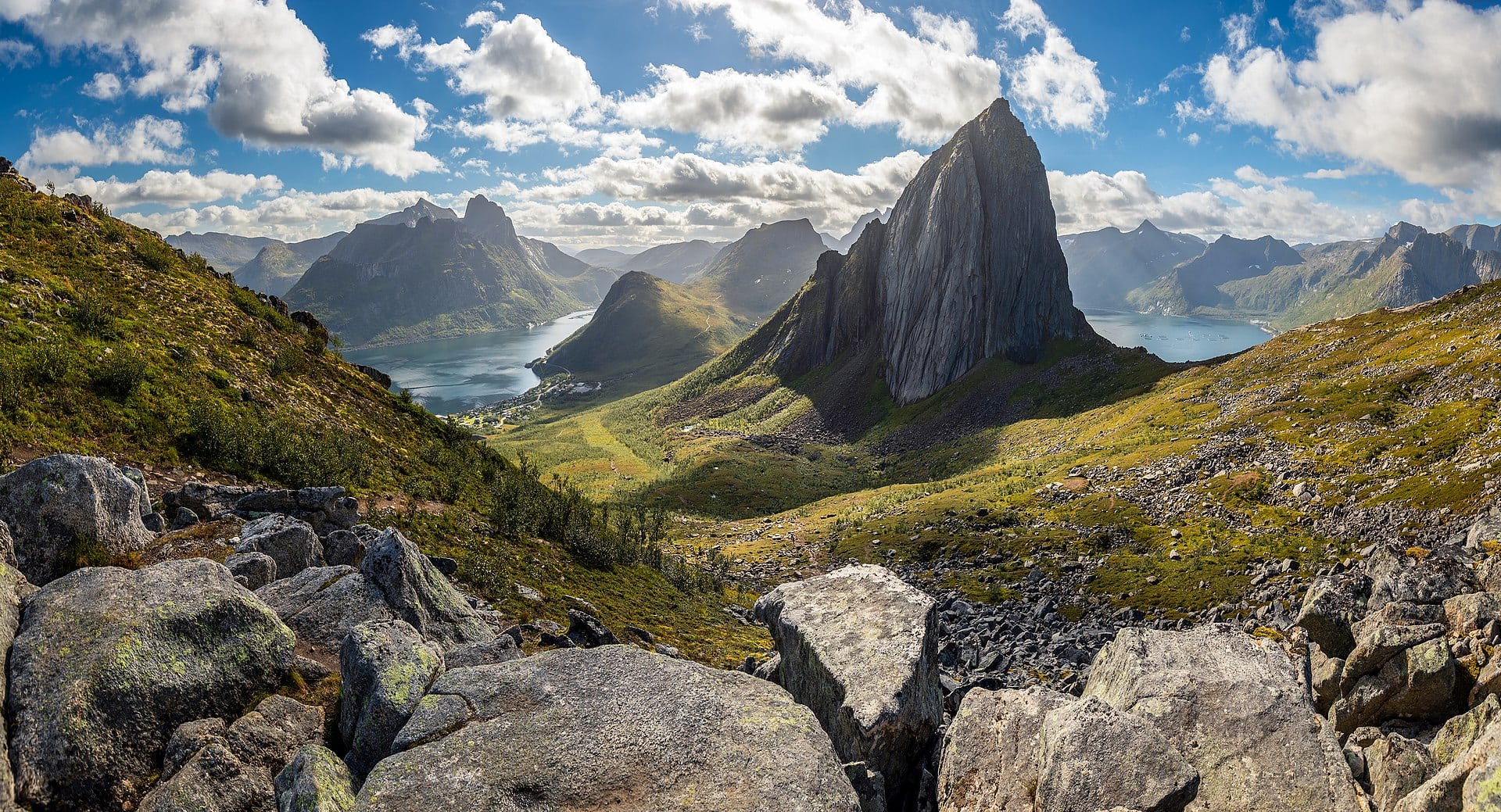Senja Norvegia: 7 lucruri de văzut și făcut lângă Lofoten 2026 6 Muntele Segla văzut de pe creasta Hesten pe Senja