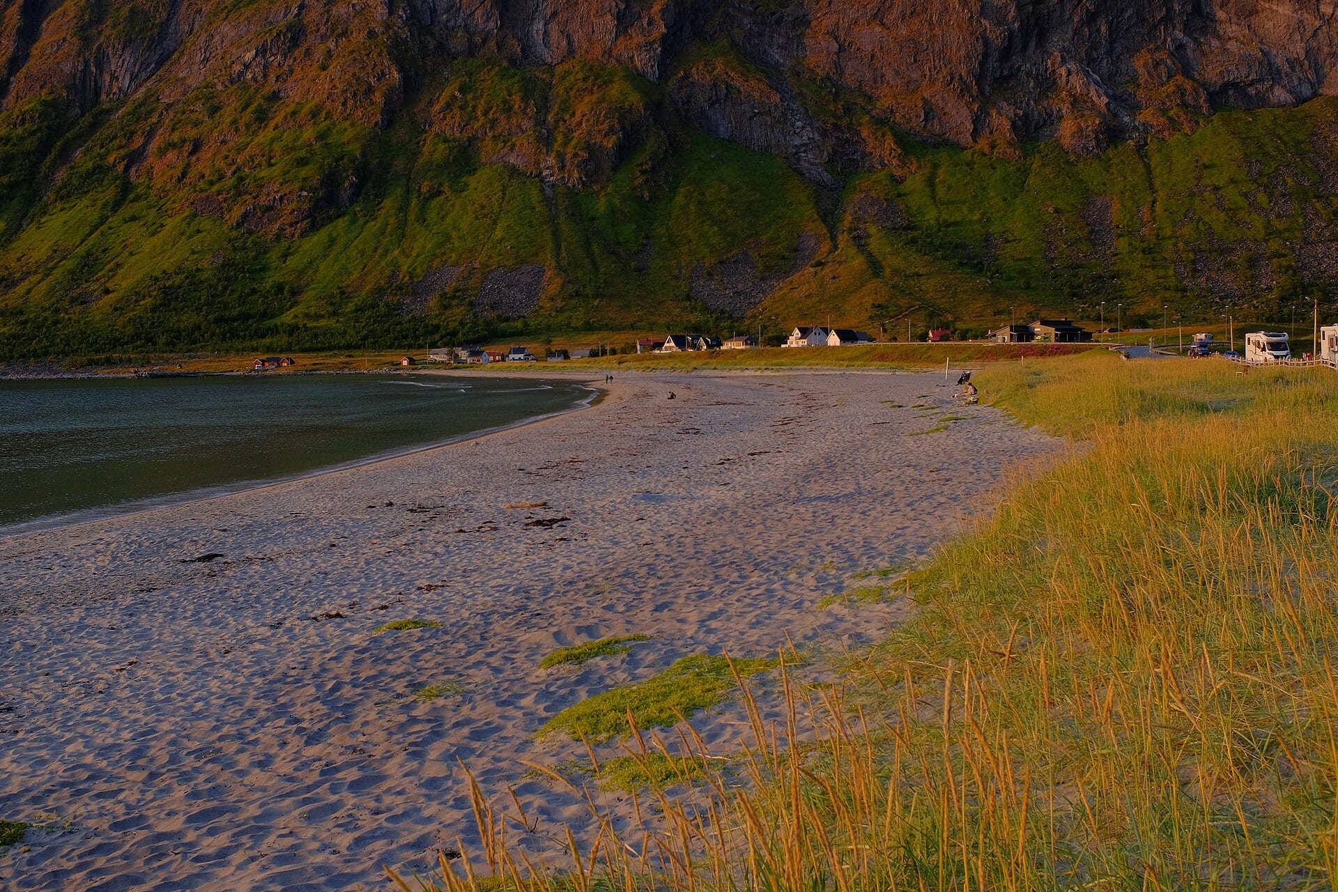 Senja Norvegia: 7 lucruri de văzut și făcut lângă Lofoten 2026 10 Plaja Ersfjord pe Senja