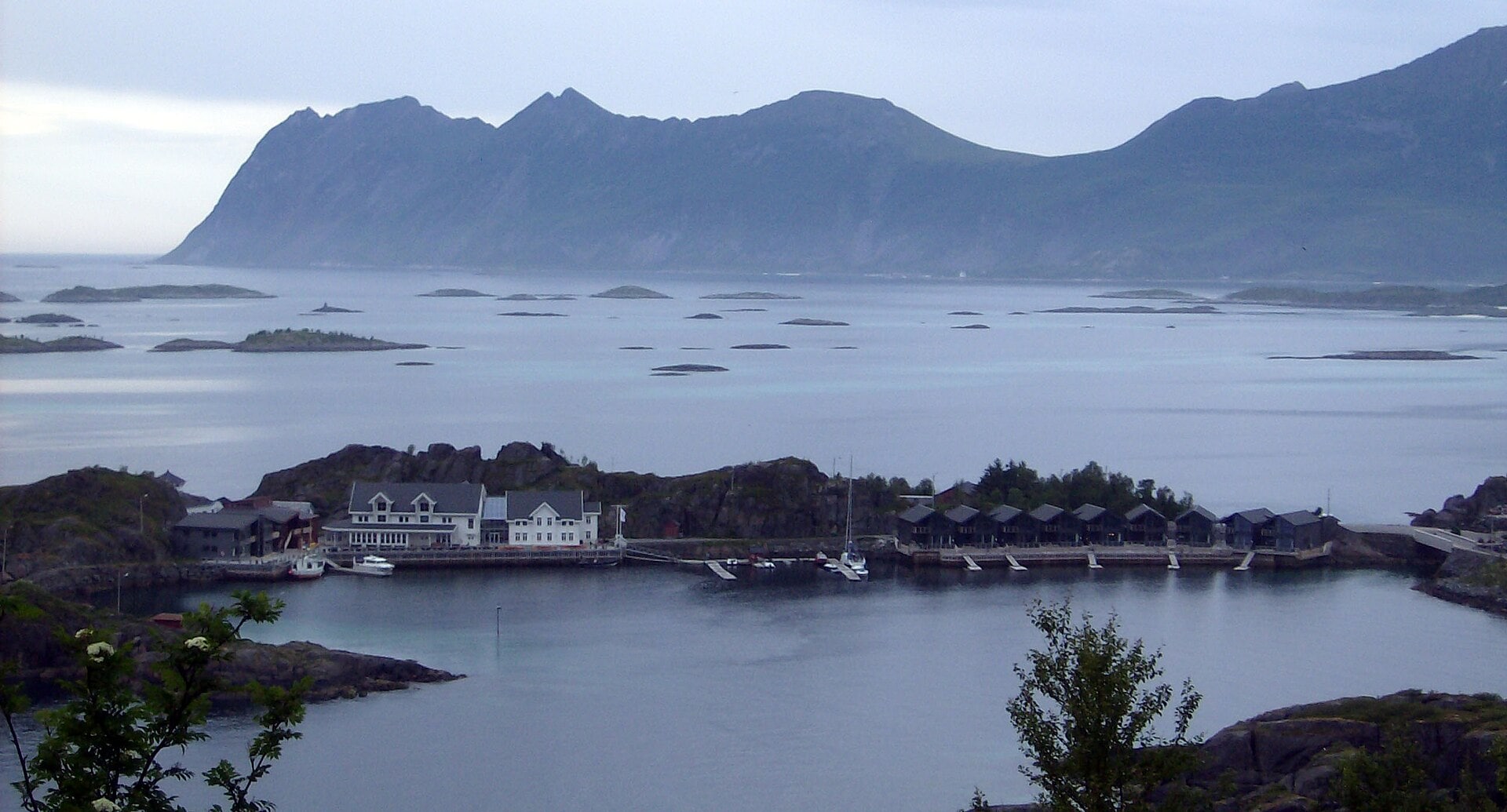 Senja Norvegia: 7 lucruri de văzut și făcut lângă Lofoten 2026 12 Resortul și satul Hamn i Senja