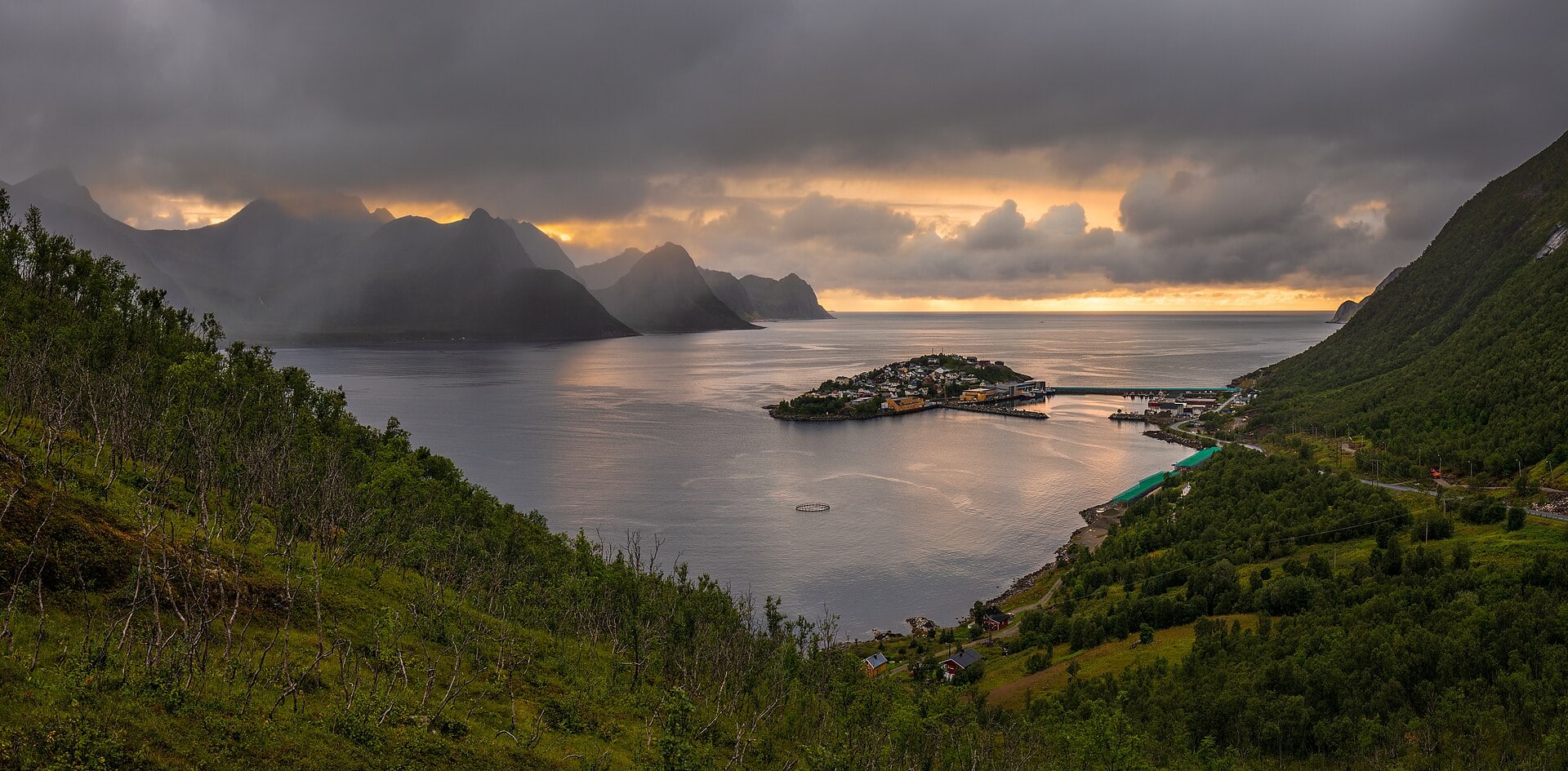Senja Norvegia: 7 lucruri de văzut și făcut lângă Lofoten 2026 11 Satul de pescari Husøy