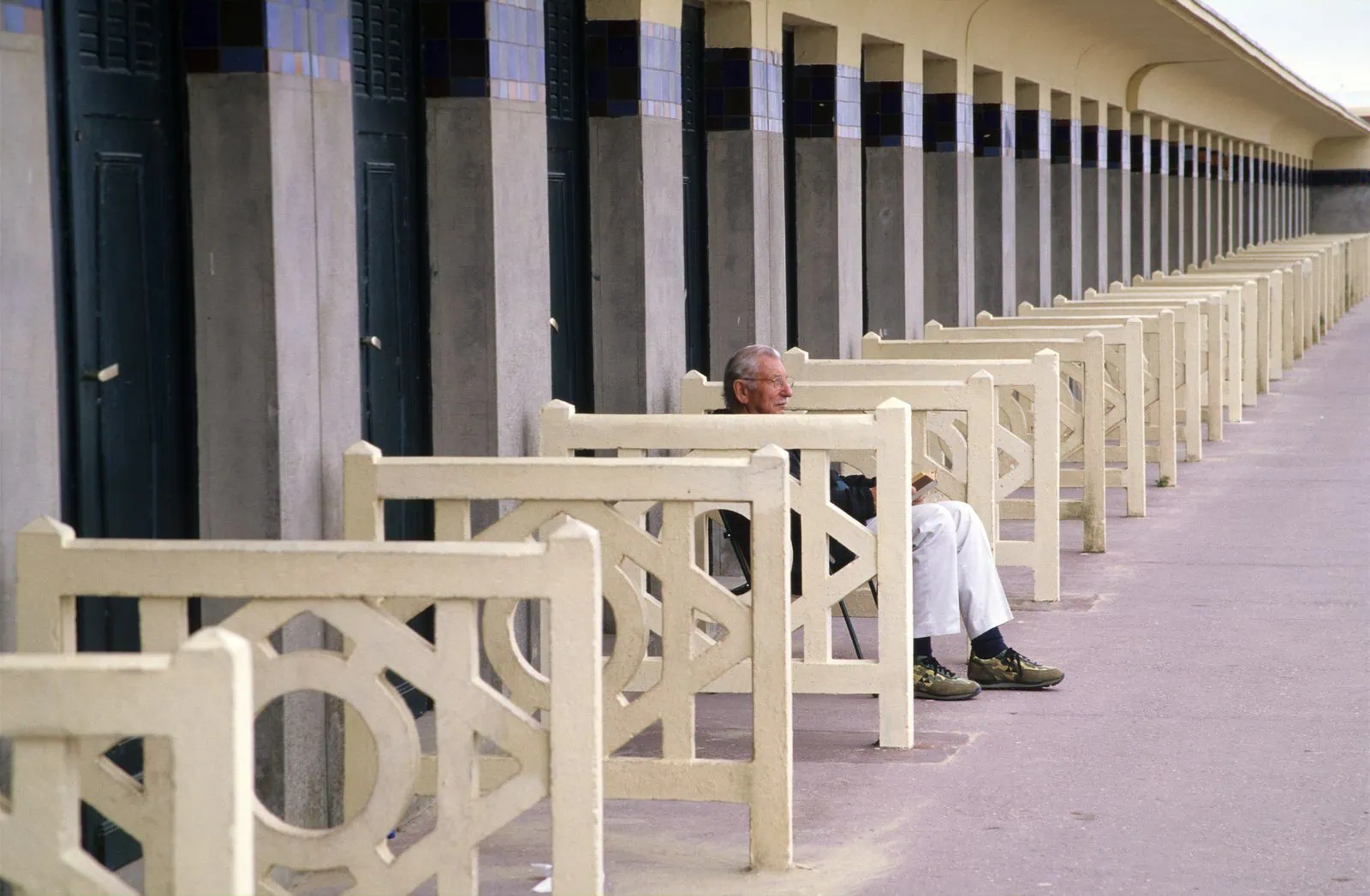 Normandia, Francia: 15 cose da vedere e fare nel 2026 15 La passeggiata Les Planches a Deauville