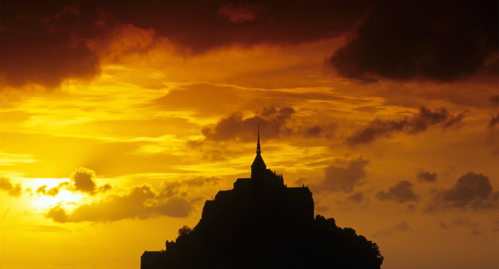 Mont-Saint-Michel al tramonto
