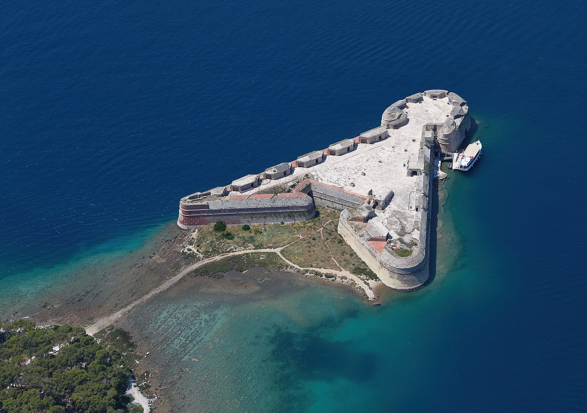 Šibenik, Chorvátsko: 12 tipov, čo vidieť a robiť v roku 2026 8 Pevnosť sv. Mikuláša (UNESCO)
