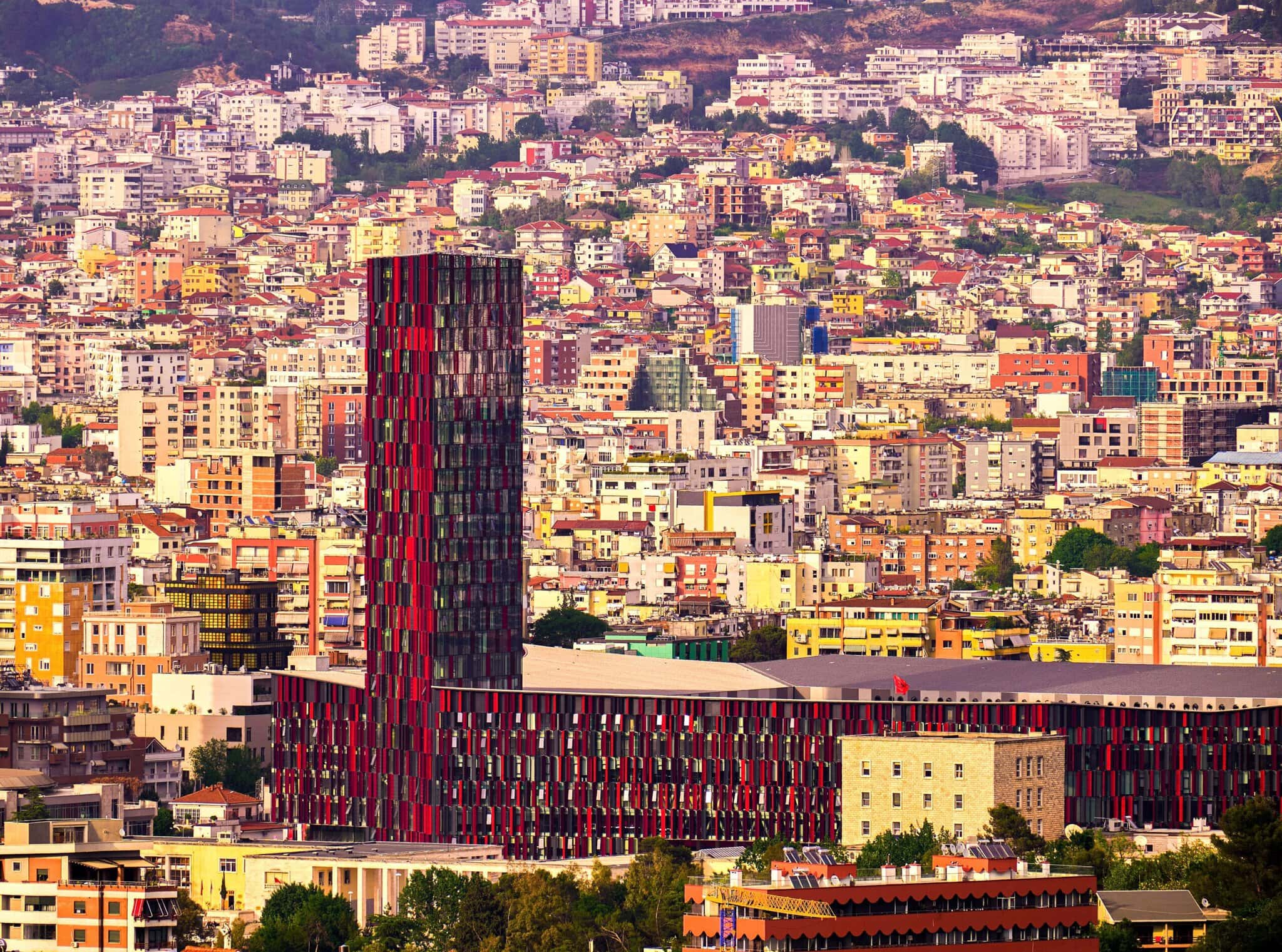 Tirana, Albania: 14 lucruri de văzut în capitală în 2026 13 Fațadele colorate ale Tiranei: galerie în aer liber