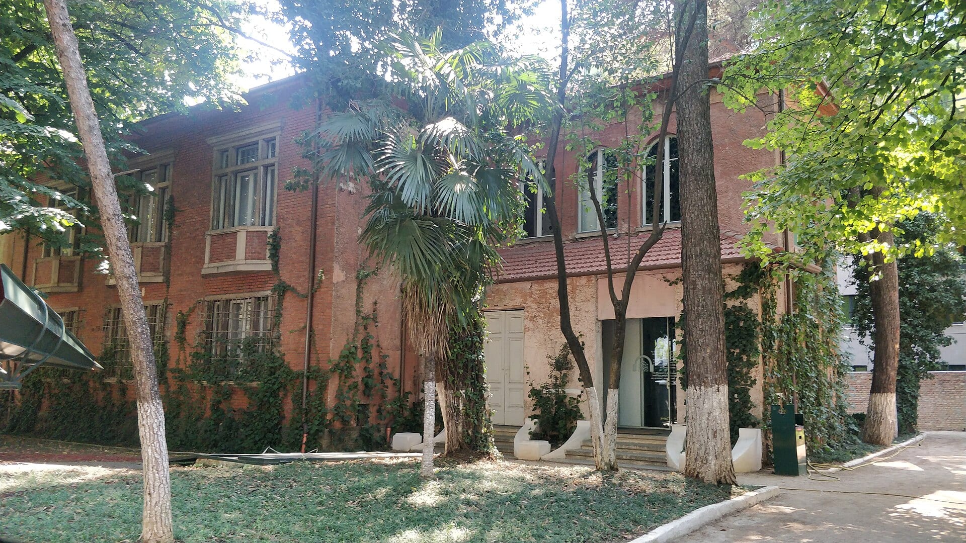 Tirana, Albania: 14 lucruri de văzut în capitală în 2026 9 Casa Frunzelor (House of Leaves): muzeul supravegherii