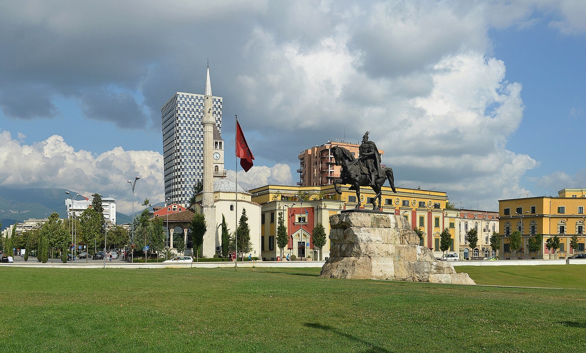 Tirana, Albania: 14 lucruri de văzut în capitală în 2026 2 Piața Skanderbeg: inima care nu doarme niciodată