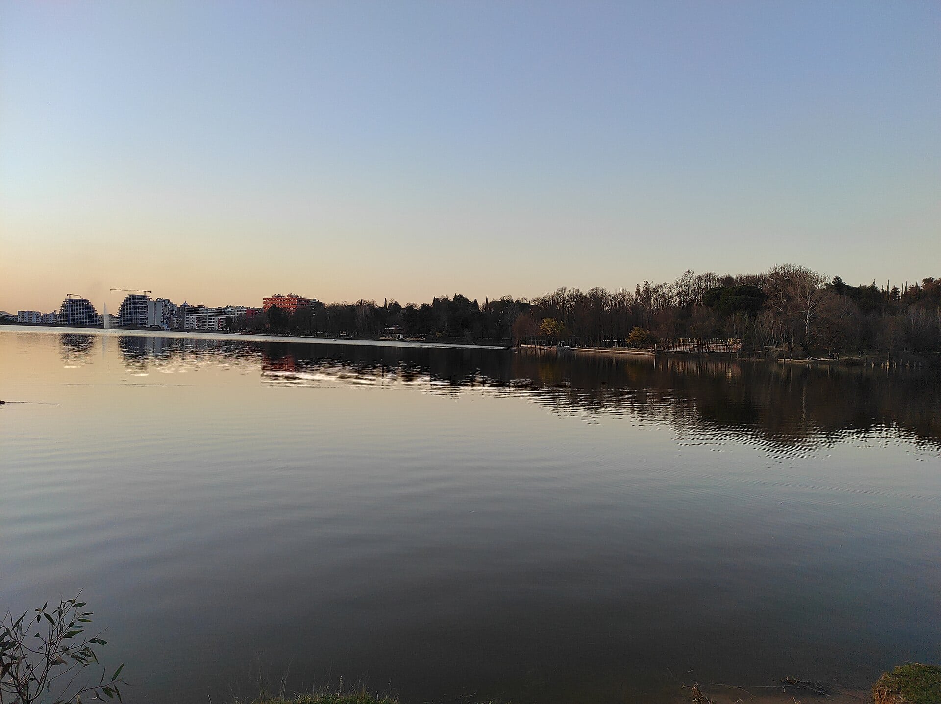 Tirana, Albania: 14 lucruri de văzut în capitală în 2026 15 Parcul Mare și Lacul Artificial (Parku i Madh)