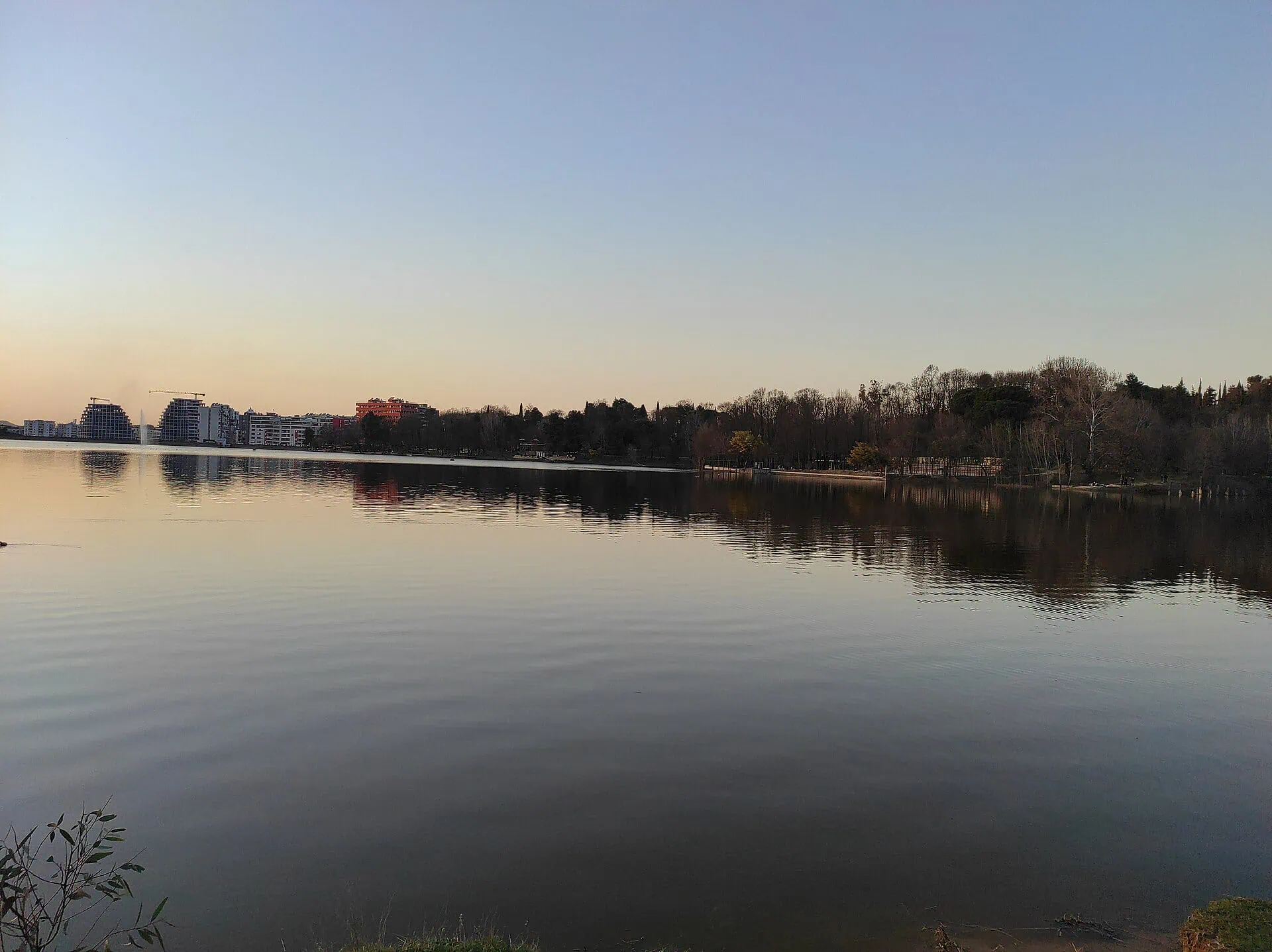 Tirana, Albânia: 14 coisas para ver na capital em 2026 16 Grande Parque e o Lago Artificial (Parku i Madh)