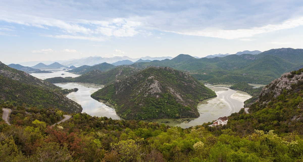 Nejkrásnější jezera světa: 15 míst, která vás dostanou 11 Skadarské jezero, meandr a národní park, Černá Hora