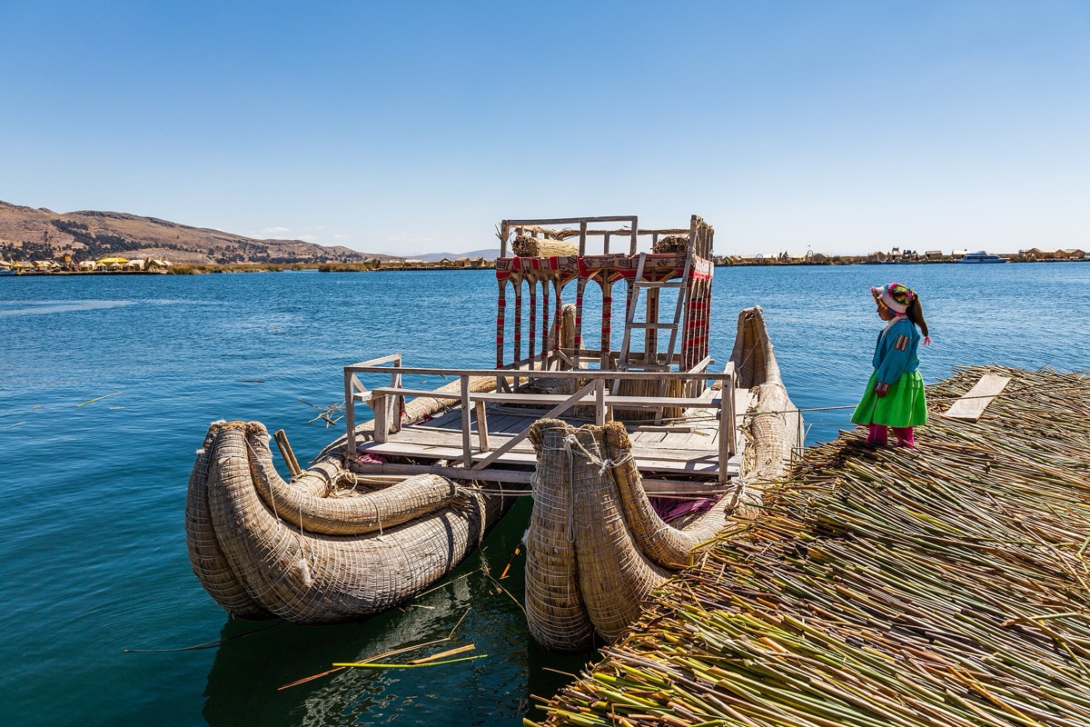 Nejkrásnější jezera světa: 15 míst, která vás dostanou 13 Plovoucí rákosové ostrovy Uros na jezeře Titicaca