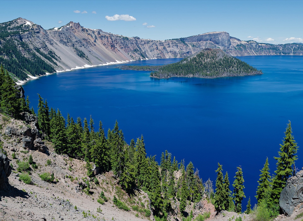 Nejkrásnější jezera světa: 15 míst, která vás dostanou 14 Sytě modré Crater Lake s ostrovem Wizard Island, Oregon