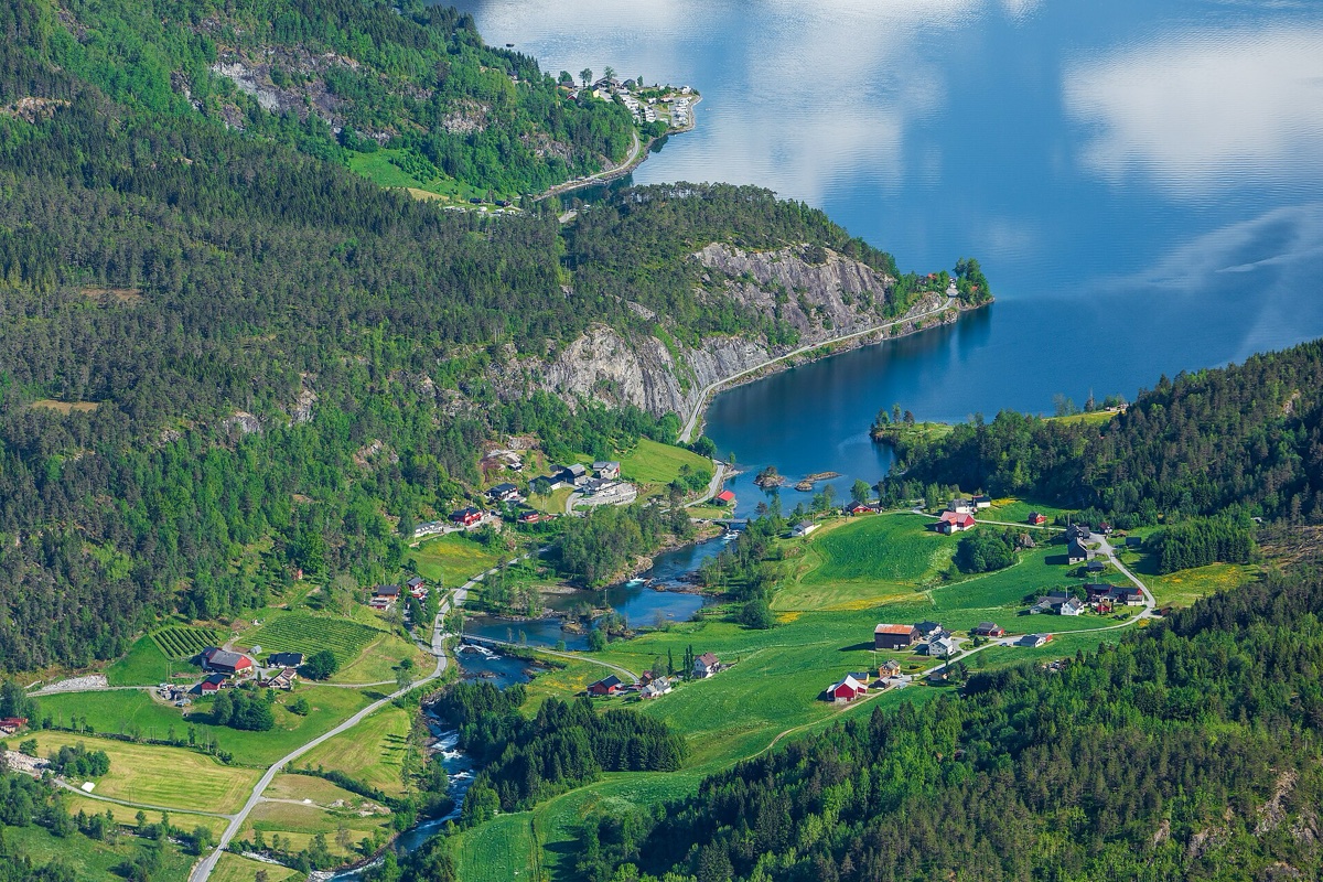 Nejkrásnější jezera světa: 15 míst, která vás dostanou 15 Smaragdové jezero Lovatnet u Loenu, Norsko