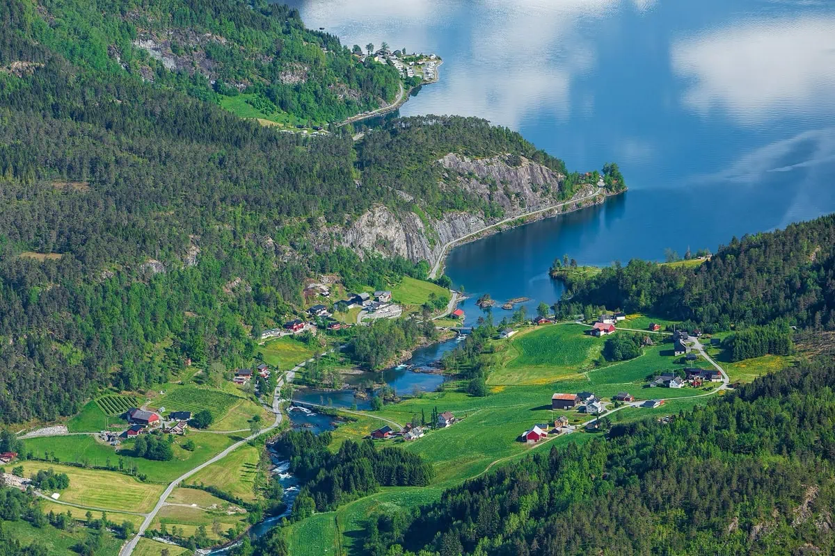 Die schönsten Seen der Welt: 15 Orte, die dich umhauen 15 Smaragdgrüner See Lovatnet bei Loen, Norwegen