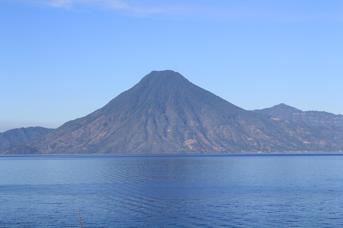 Nejkrásnější jezera světa: 15 míst, která vás dostanou 16 Jezero Atitlán se sopkou San Pedro, Guatemala