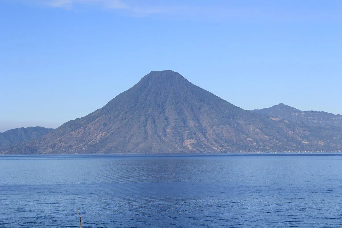 Die schönsten Seen der Welt: 15 Orte, die dich umhauen 16 Lake Atitlán mit Vulkan San Pedro, Guatemala