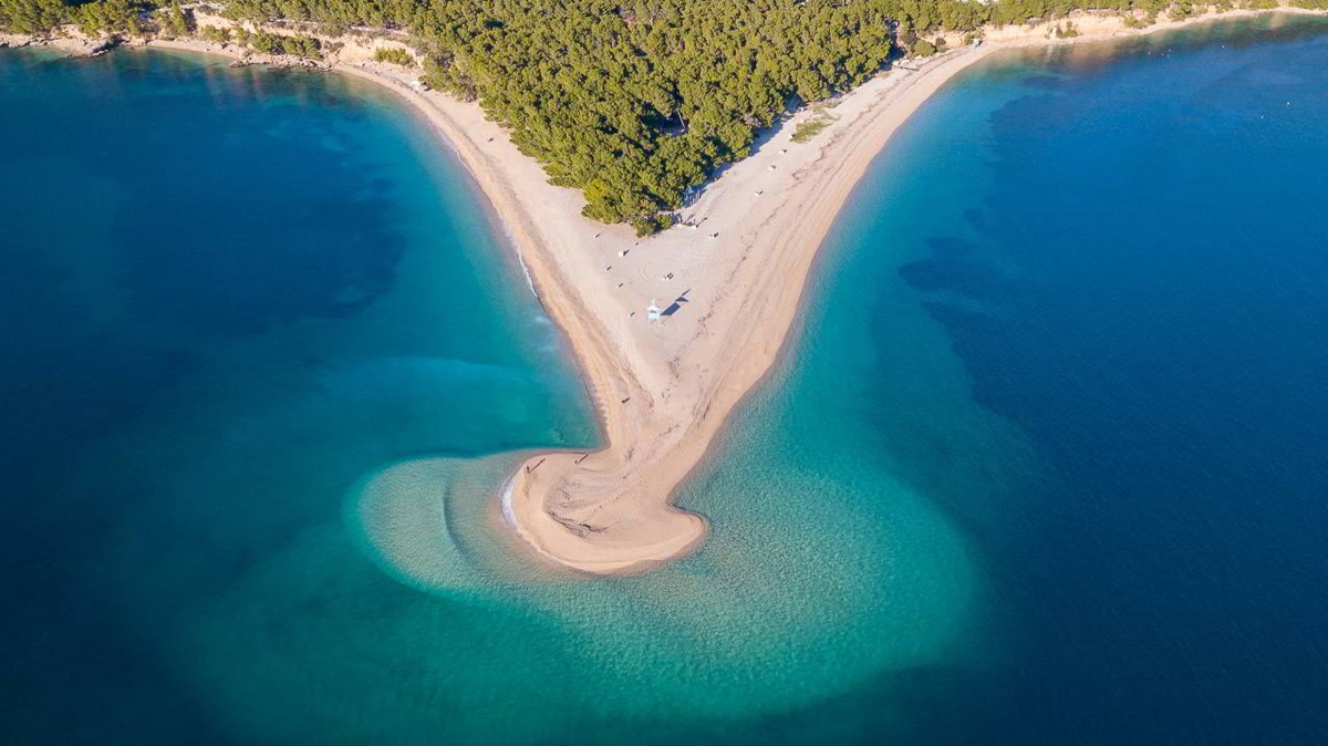 Nejkrásnější pláže světa: 16 rájů, co musíte vidět 2 Pláž Zlatni rat měnící tvar, Brač, Chorvatsko