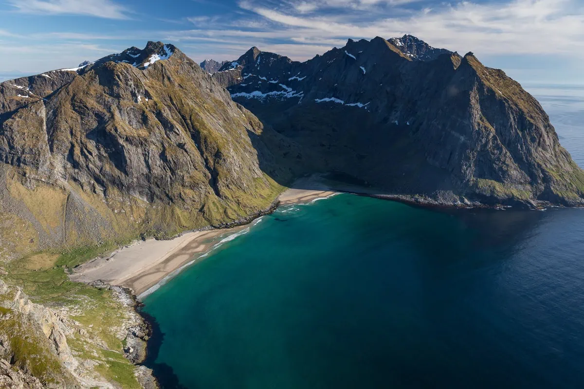 A világ legszebb strandjai: 16 paradicsom, amit látnod kell 12 A Kvalvika strand a Ryten csúcsáról, Lofoten