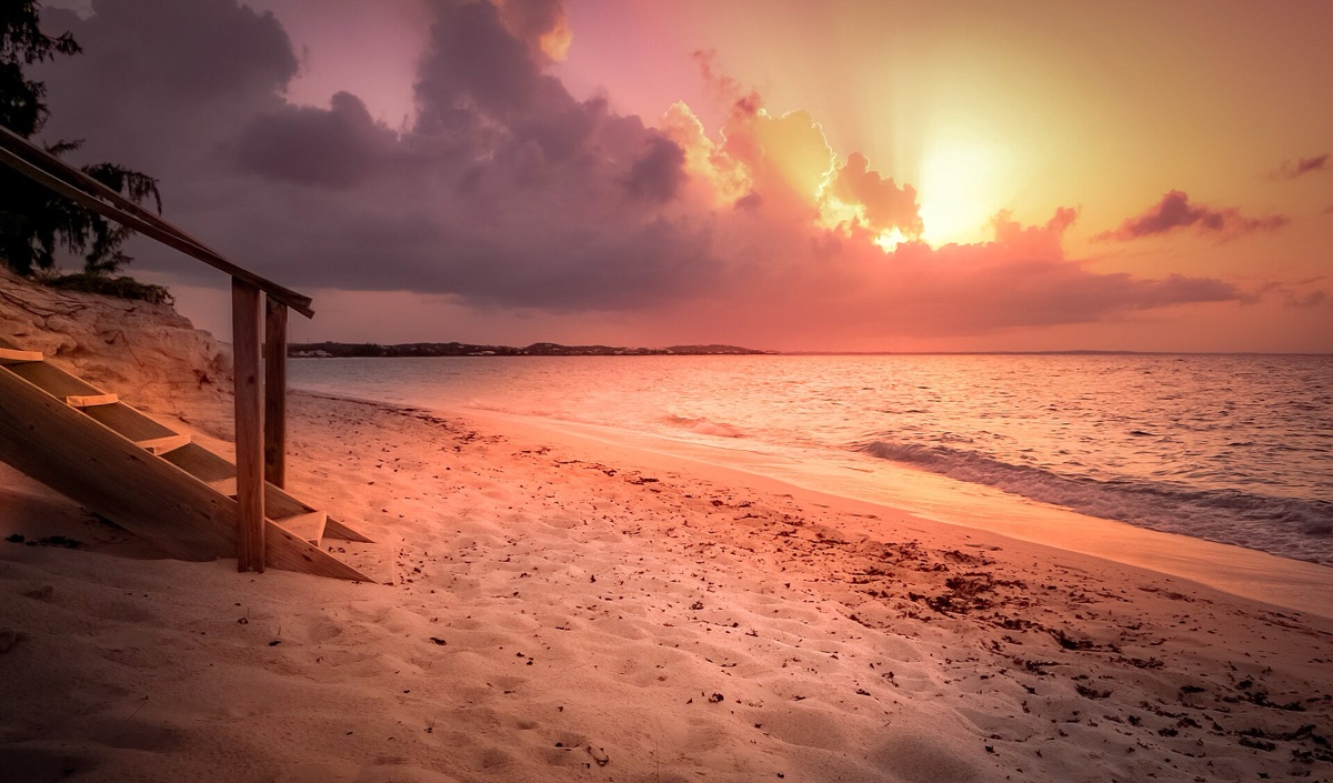 Nejkrásnější pláže světa: 16 rájů, co musíte vidět 16 Západ slunce na pláži Grace Bay, Turks a Caicos