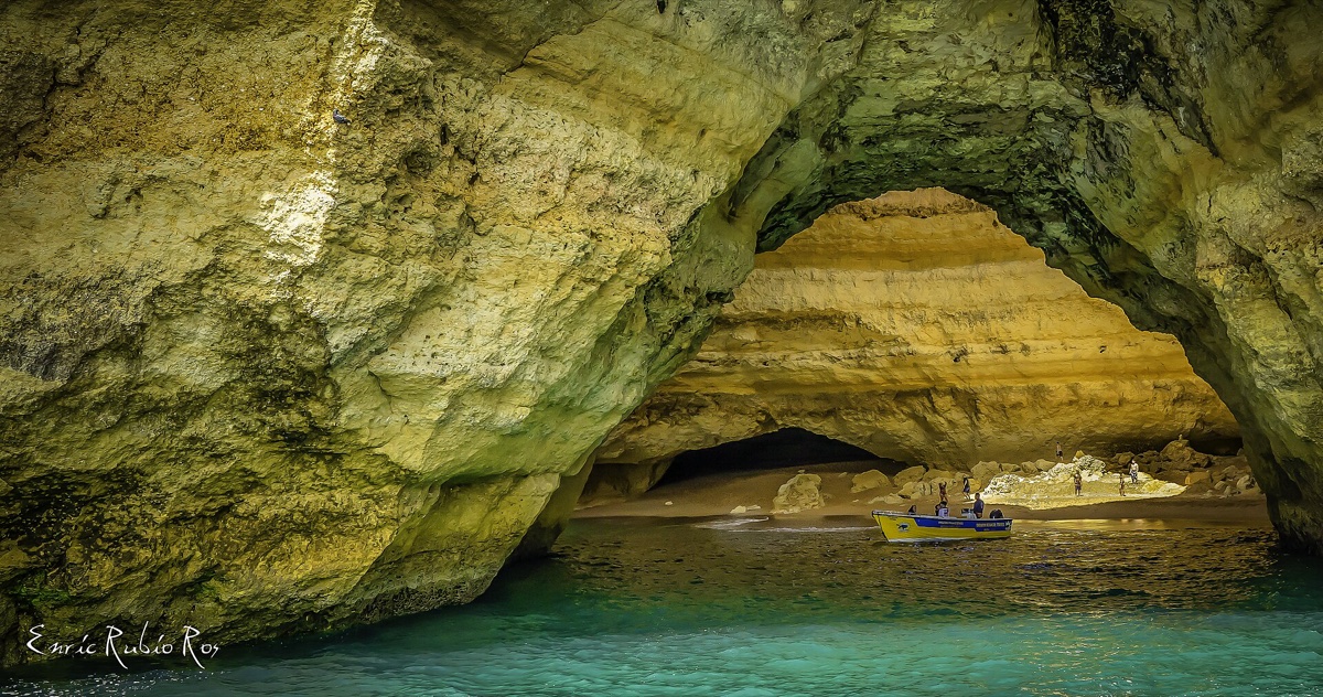 Nejkrásnější pláže světa: 16 rájů, co musíte vidět 8 Mořská jeskyně Benagil s otvorem ve stropě, Algarve