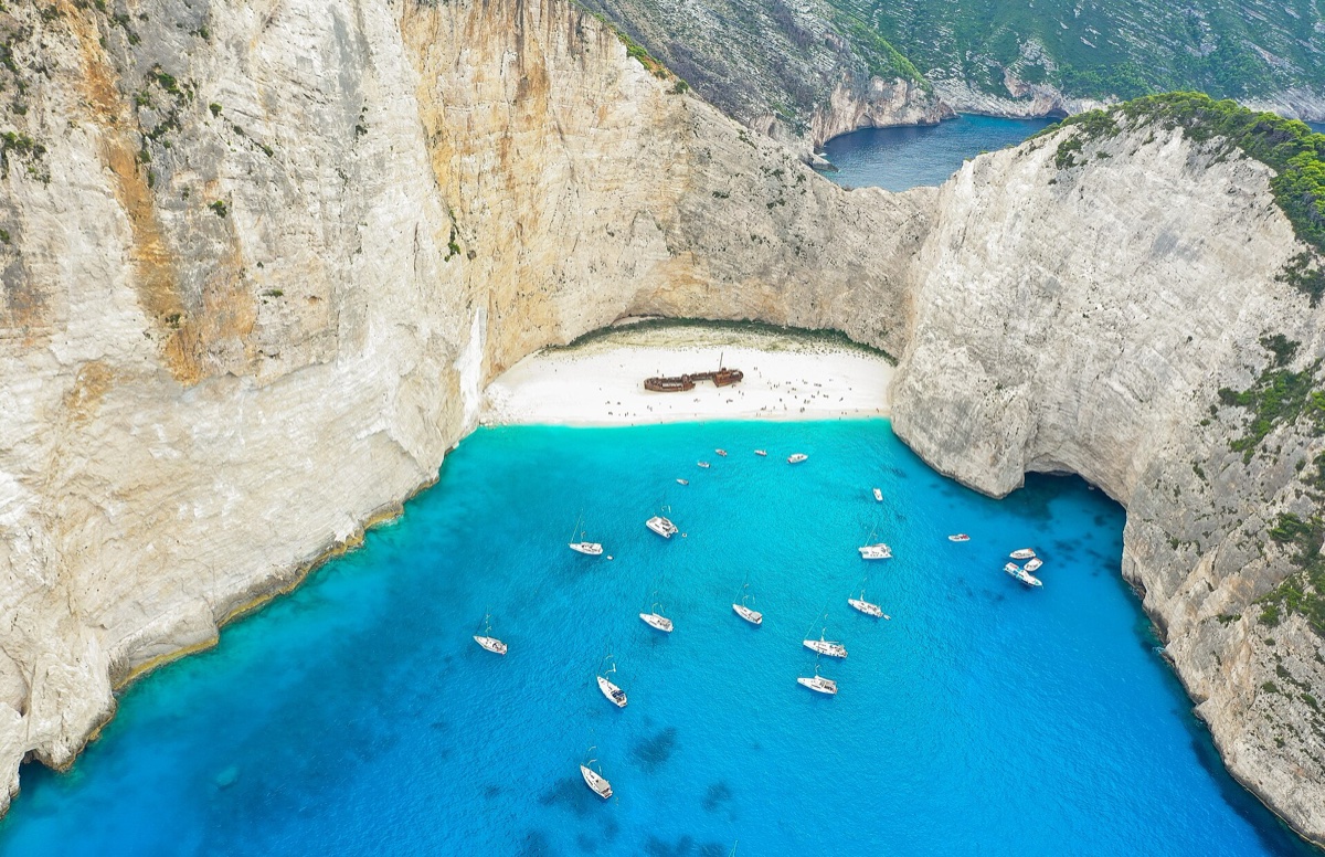 Nejkrásnější pláže světa: 16 rájů, co musíte vidět 9 Pláž vraku Navagio se zátokou shora, Zakynthos