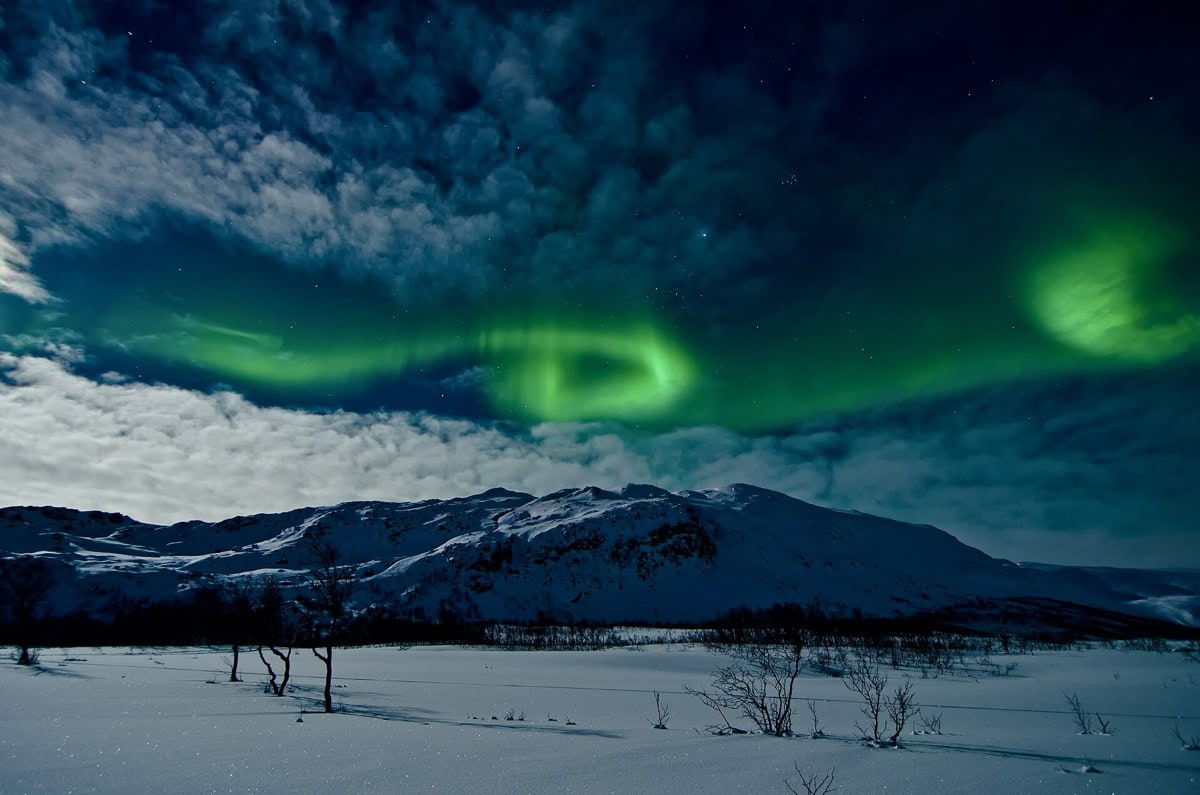 Aurora boreală: unde și când o vezi (12 cele mai bune locuri) 2 Aurora boreală deasupra orașului Tromsø din nordul Norvegiei