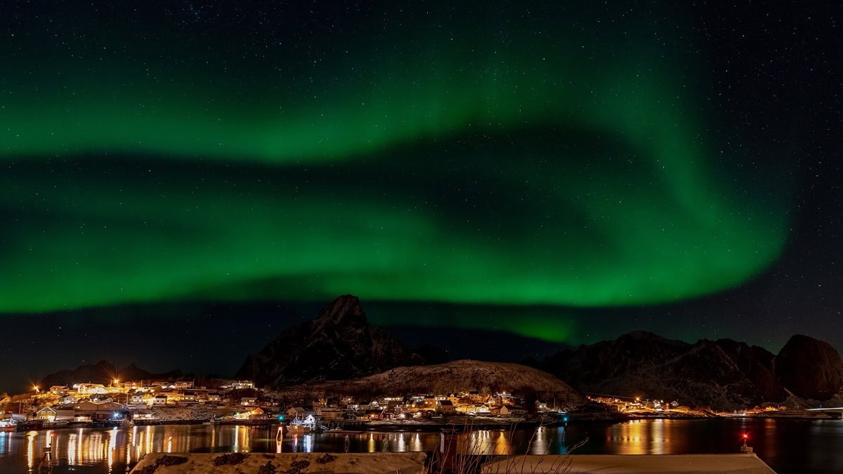 Aurora boreală: unde și când o vezi (12 cele mai bune locuri) 3 Aurora boreală deasupra satului Reine din Insulele Lofoten