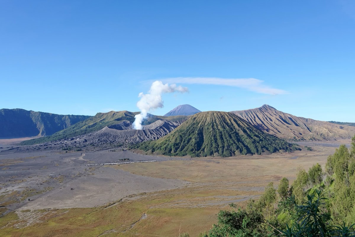 Cei mai celebri vulcani din lume: 16 munți de foc pe care ar trebui să-i vezi 11 Vulcanul Bromo în caldeira Tengger, Indonezia