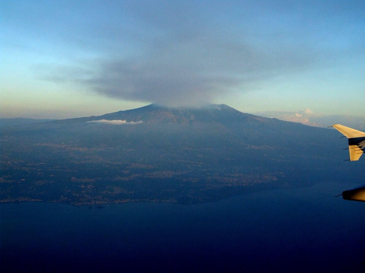Cei mai celebri vulcani din lume: 16 munți de foc pe care ar trebui să-i vezi 6 Vulcanul Etna din Sicilia