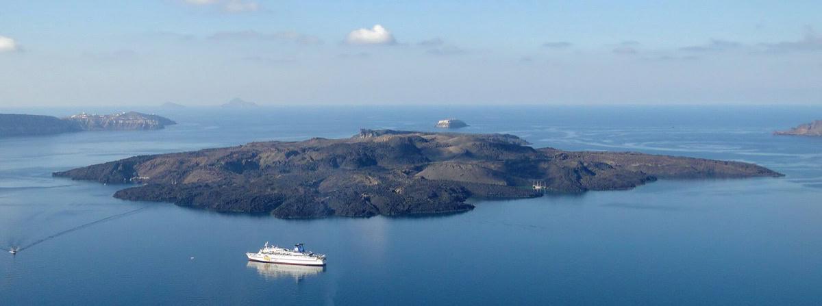 Cei mai celebri vulcani din lume: 16 munți de foc pe care ar trebui să-i vezi 8 Insula vulcanică Nea Kameni în caldeira Santorini
