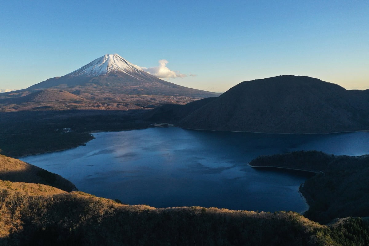 Cei mai celebri vulcani din lume: 16 munți de foc pe care ar trebui să-i vezi 10 Muntele sacru înzăpezit Fuji din Japonia