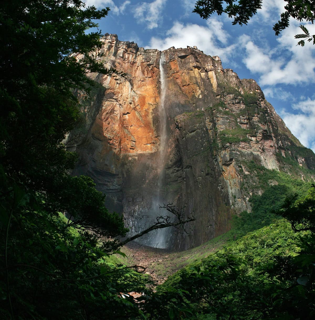 Cele mai frumoase cascade din lume: 16 locuri care te vor cuceri 2 Cea mai înaltă cascadă din lume, Angel Falls din Venezuela