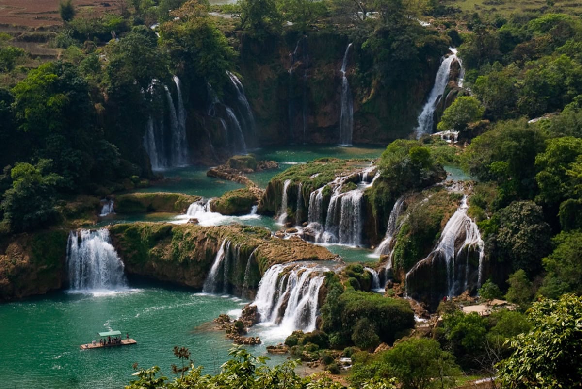 Cele mai frumoase cascade din lume: 16 locuri care te vor cuceri 12 Cascadele Detian și Ban Gioc la granița dintre China și Vietnam