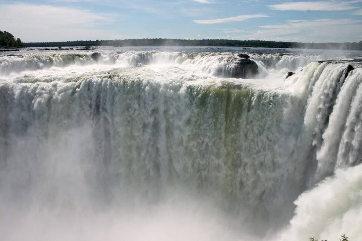 Cele mai frumoase cascade din lume: 16 locuri care te vor cuceri 3 Gâtlejul Diavolului la cascadele Iguazú