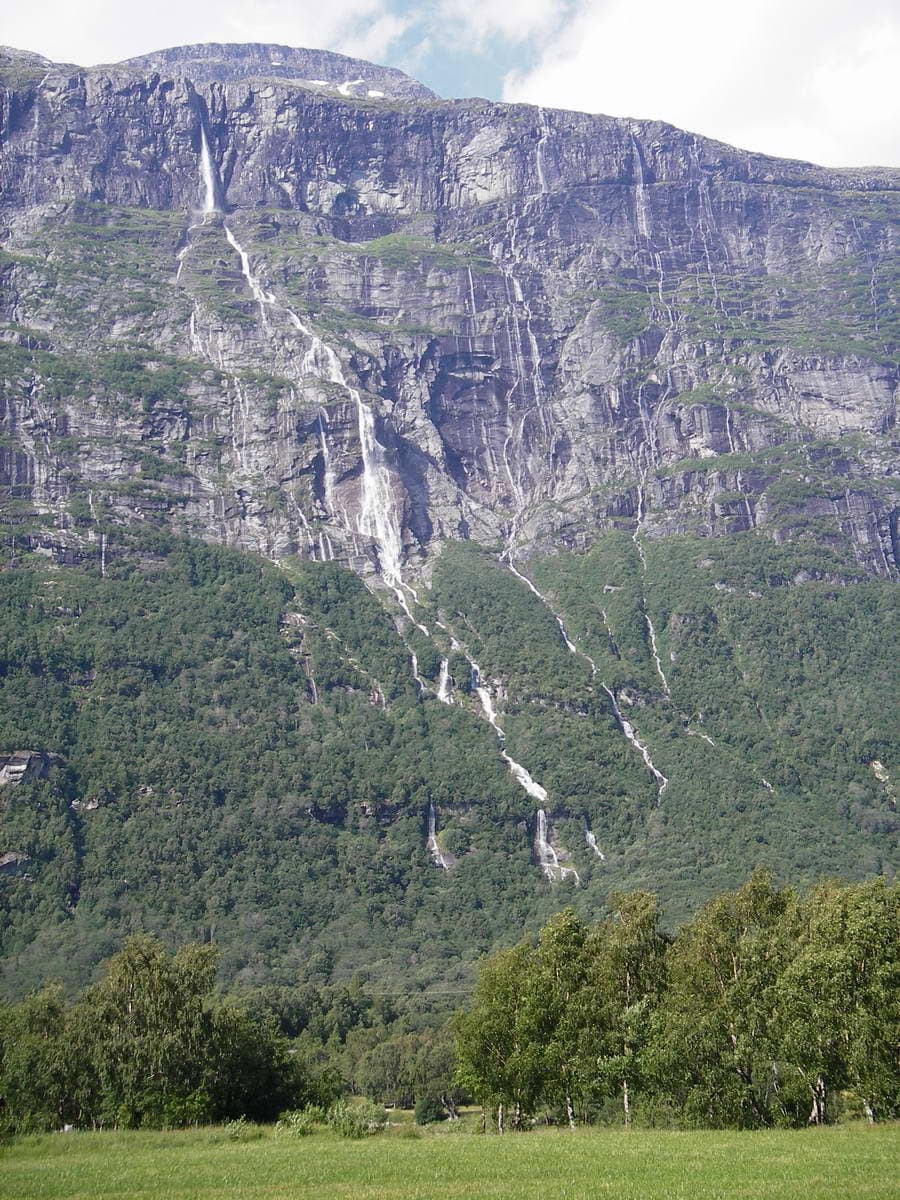 Cele mai frumoase cascade din lume: 16 locuri care te vor cuceri 10 Cea mai înaltă cascadă europeană, Vinnufossen din Norvegia