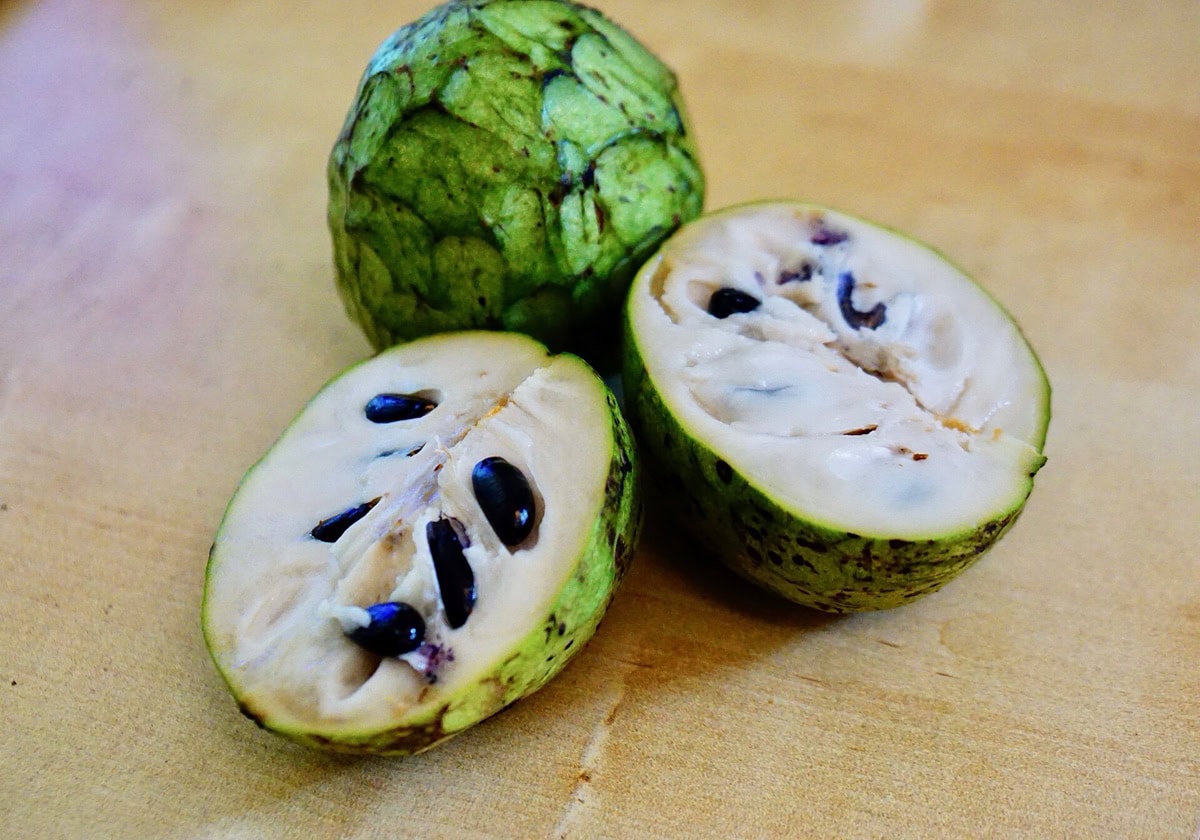 Eksoottiset hedelmät: 18 lajia, jotka sinun on maistettava 16 Cherimoya (annoona) kermaisella hedelmälihalla