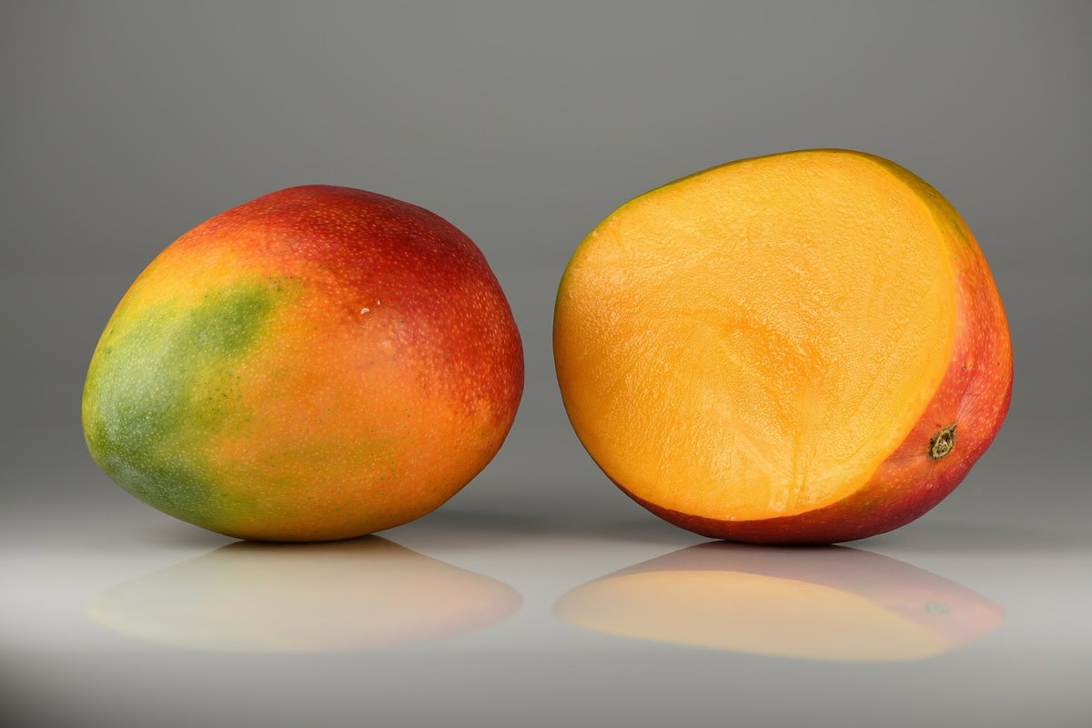Eksoottiset hedelmät: 18 lajia, jotka sinun on maistettava 9 Kypsä mango kokonaisena ja halkaistuna