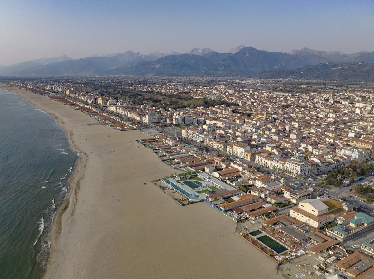 Toskania (Włochy): 30 najpiękniejszych miejsc, 7-dniowa trasa i mapa w 2026 24 Plaża i promenada w Viareggio na wybrzeżu Versilia