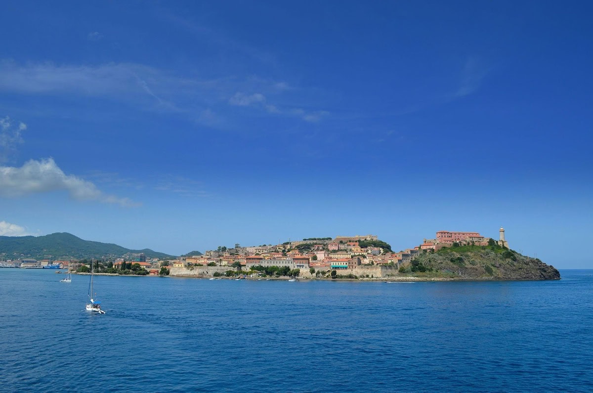 Toskania (Włochy): 30 najpiękniejszych miejsc, 7-dniowa trasa i mapa w 2026 27 Zatoka przy Portoferraio na wyspie Elba