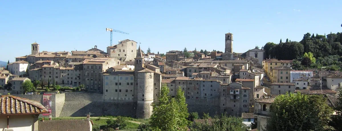 Toszkána, Olaszország: a 30 legszebb hely, 7 napos útiterv és térkép 2026-ban 30 A dombon fekvő középkori Anghiari városka panorámája