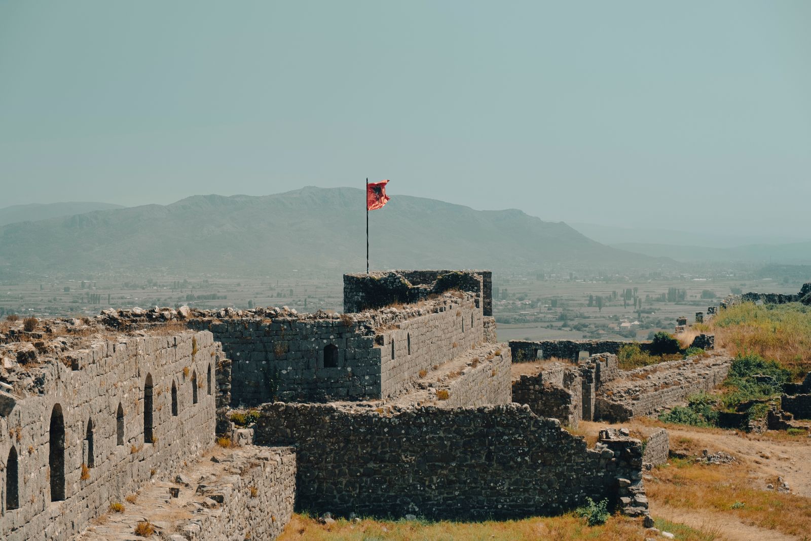 Munții Blestemați din Albania: 10 sfaturi pentru Theth, Valbona și nordul sălbatic 2026 3 Cetatea Rozafa și legenda balcanică întunecată