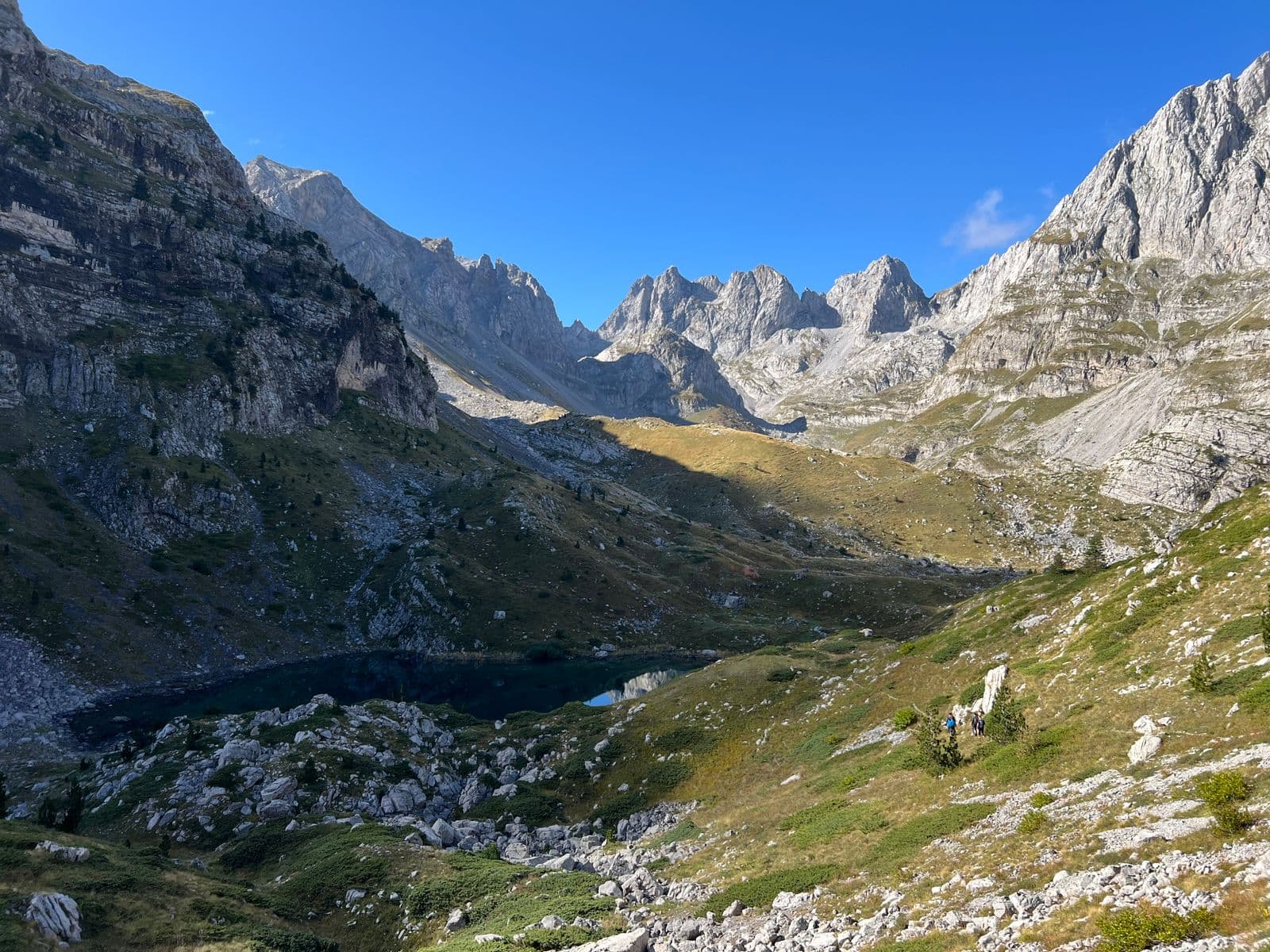Munții Blestemați din Albania: 10 sfaturi pentru Theth, Valbona și nordul sălbatic 2026 12 Valbona și gustul satului montan autentic