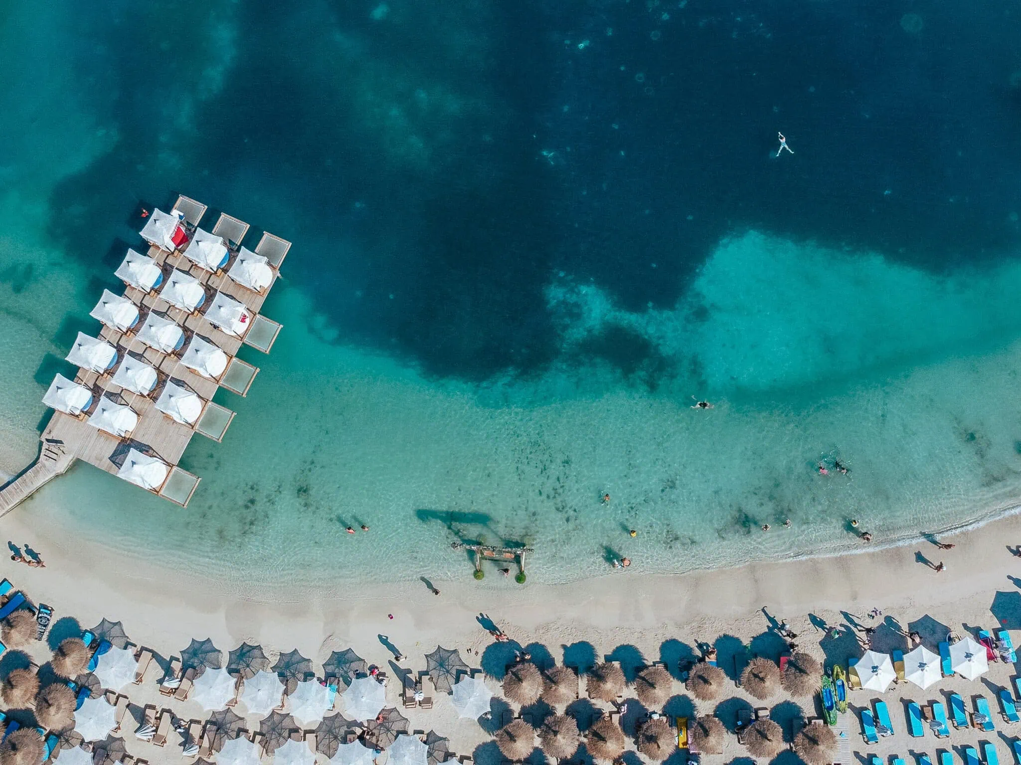 Saranda, Albania: 12 cosas que ver + puerta de la Riviera Jónica en 2026 10 Vista aérea de una playa de guijarros en la riviera albanesa central